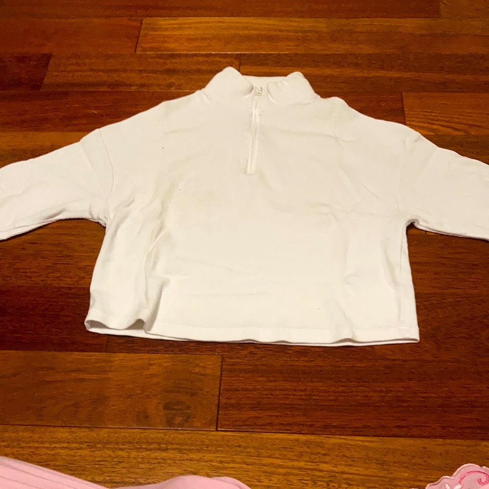 White top with zipper